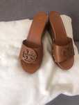 Skorzane klapki na koturnie Tory Burch r.39