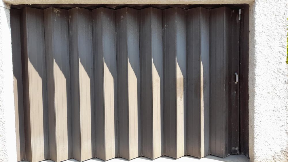 Portão de ferro castanho