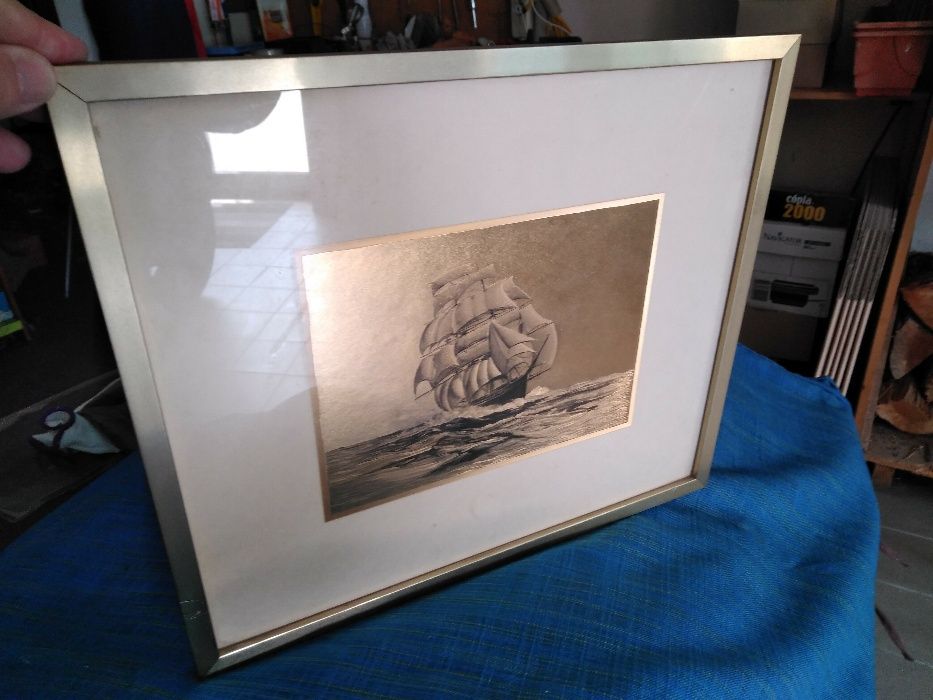 Quadro dourado de um barco