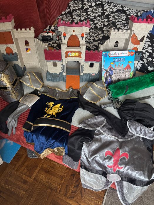 Zamek Fisher+ Hełm+Miecz+ strój Rycerza+książka