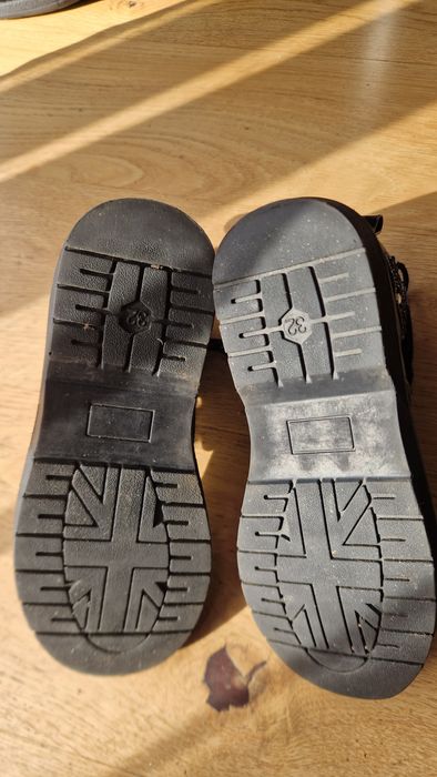 Sprzedam czarne botki lakierowane rozmiar  32