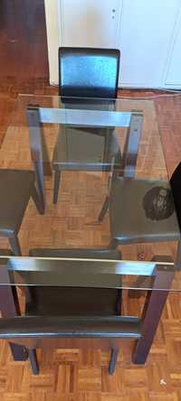 Mesa em vidro com cadeiras