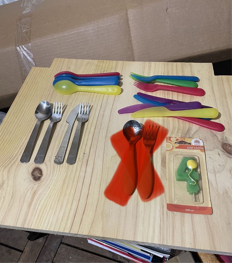 Talheres criança de inox e plastico e vela 4 anos