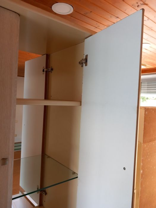 Estante com prateleiras de madeira e vidro