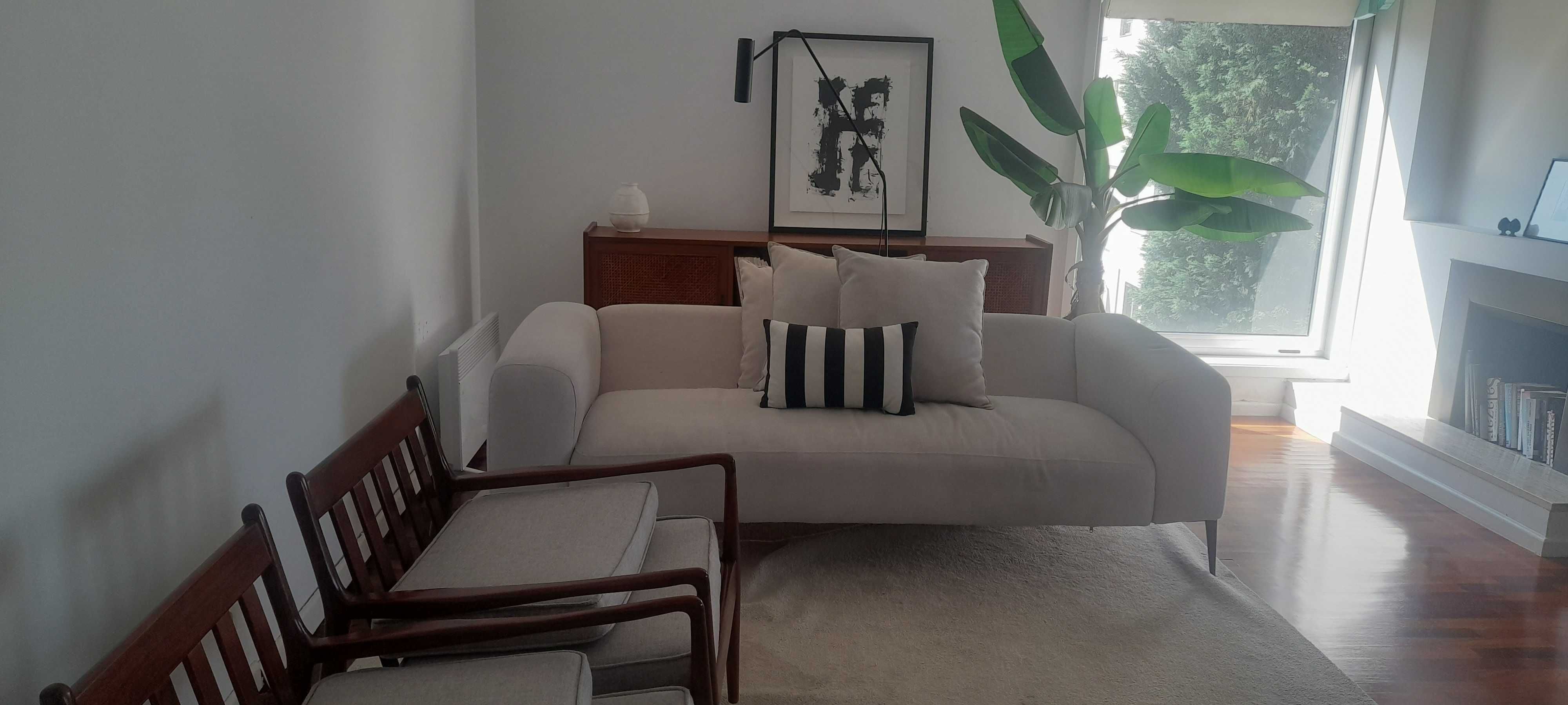 Sofa branco como Novo, contemporaneo, para sala de estar escritorio.