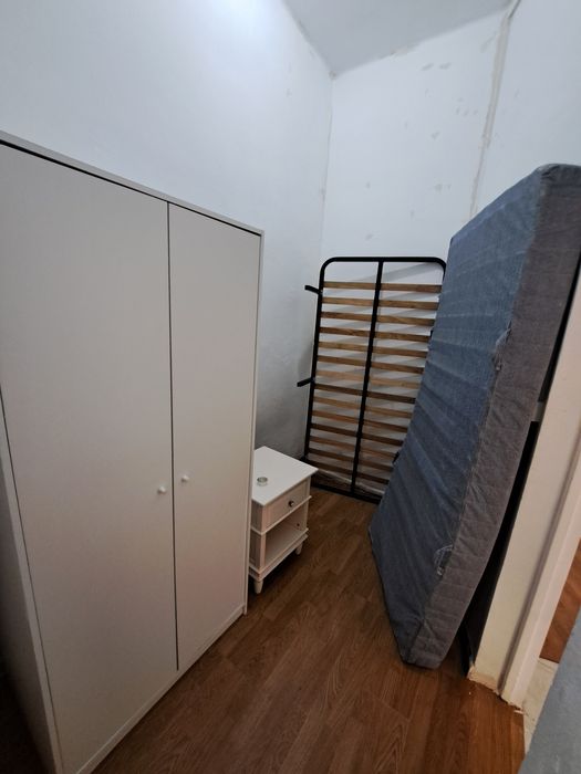 Roupeiro ,cama, colchão e mesa de cabeceira