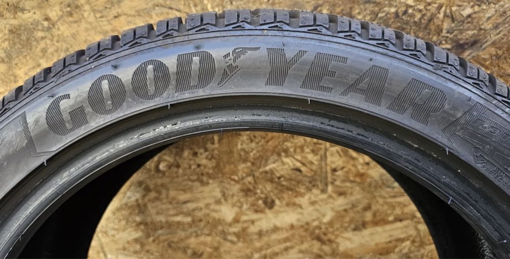 Шини 225/50 R17 Goodyear зима комплект гума майже нова
