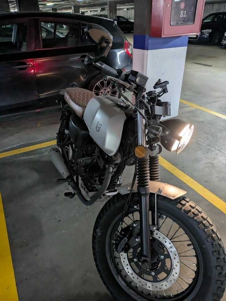 Mutt Akita 125, ano 2022, em excelente estado.