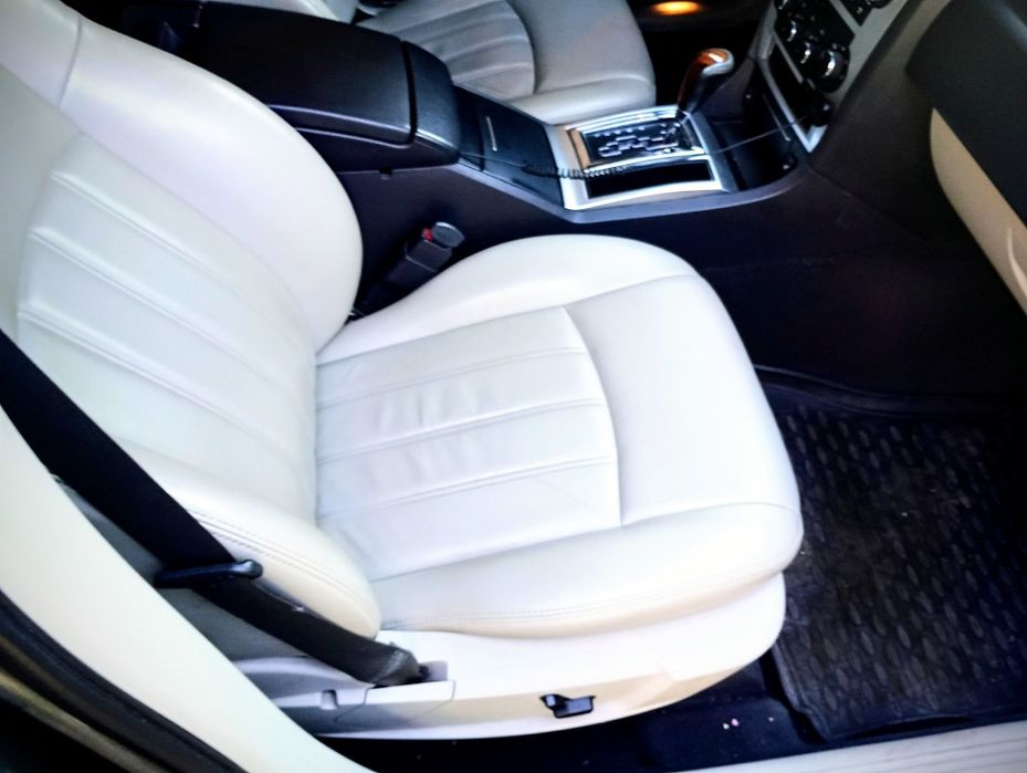 Продам ухоженный Chrysler 300C 2.7