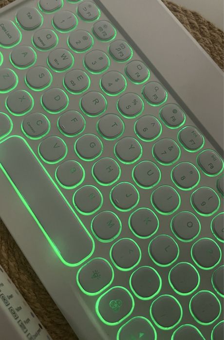Нова бездротова RGB клавіатура з мишкою