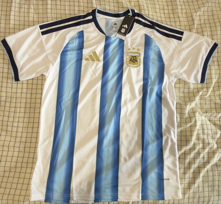 Camisolas de diversos clubes e seleções