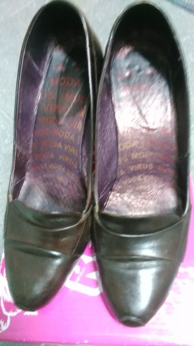 Sapatos de pele da marca Virus Moda