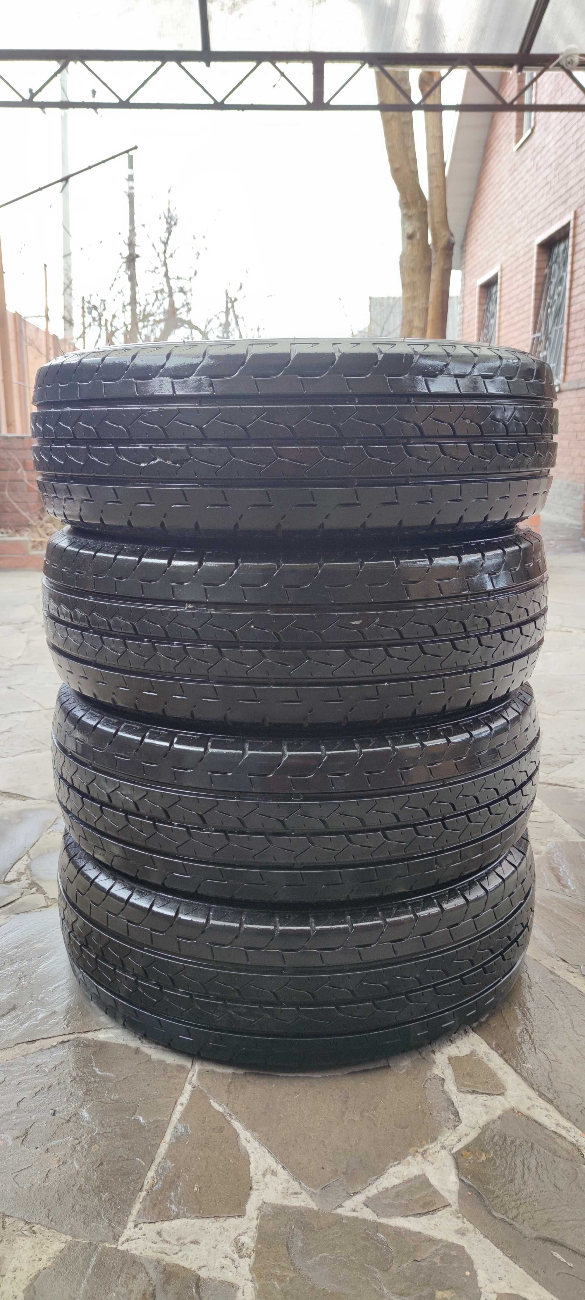 Шини Pirelli 235/45/18 на дисках та шини Bridgestone 225/65/16C .