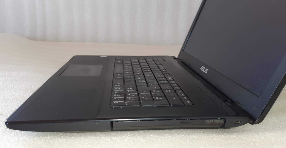 Ноутбук Asus F75A (X75A). Екран 17.3"