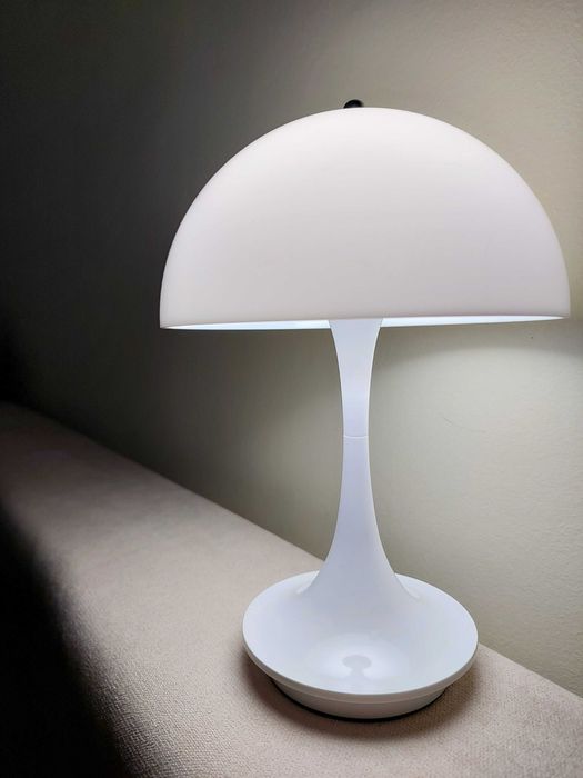 Компактна настільна лампа сенсорна