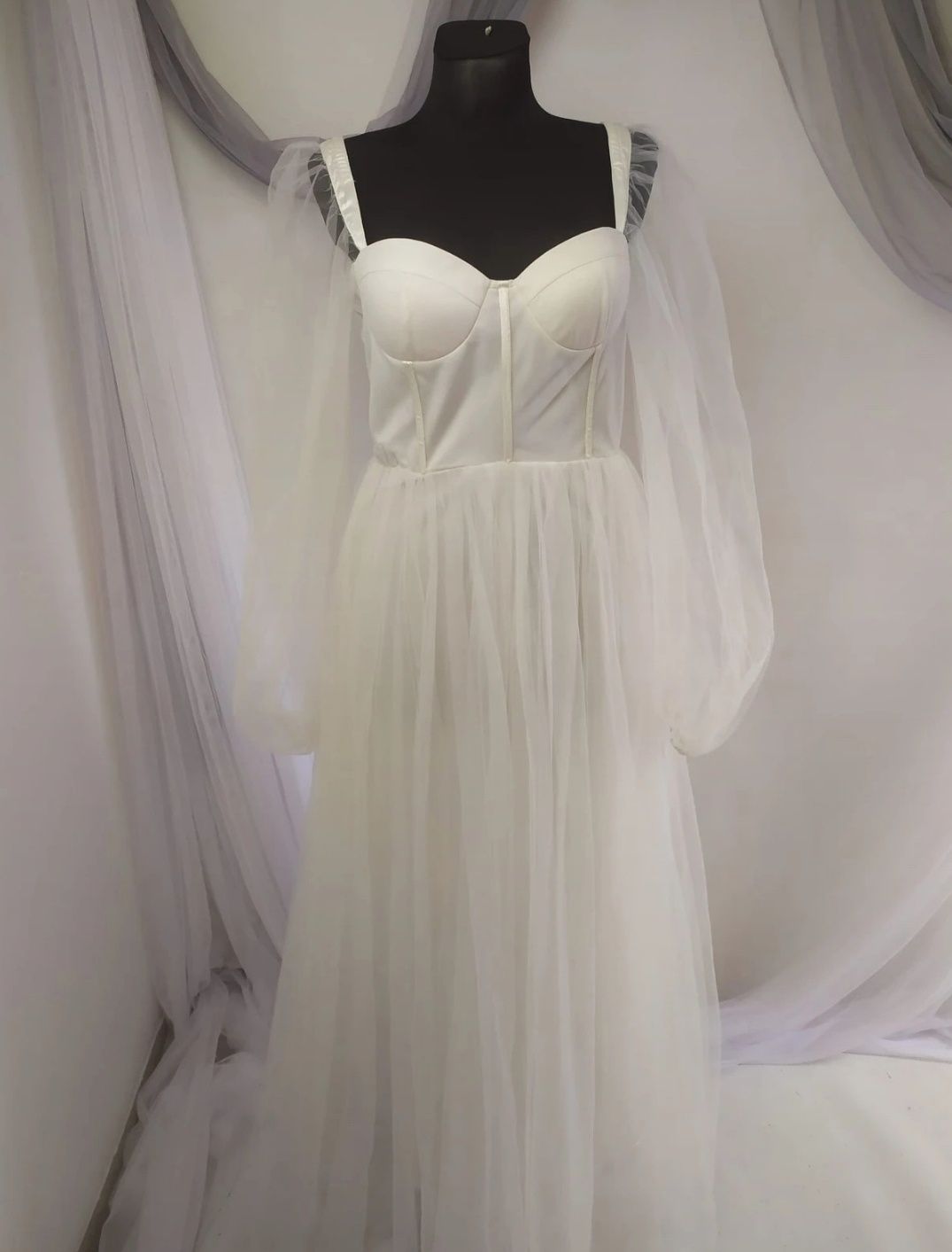 Biała suknia sukienka ślubna tiul gorset rękawki dekolt v