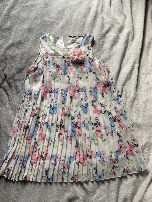 Sukienka biala w kolorowe motylki  plisowana roz. 122