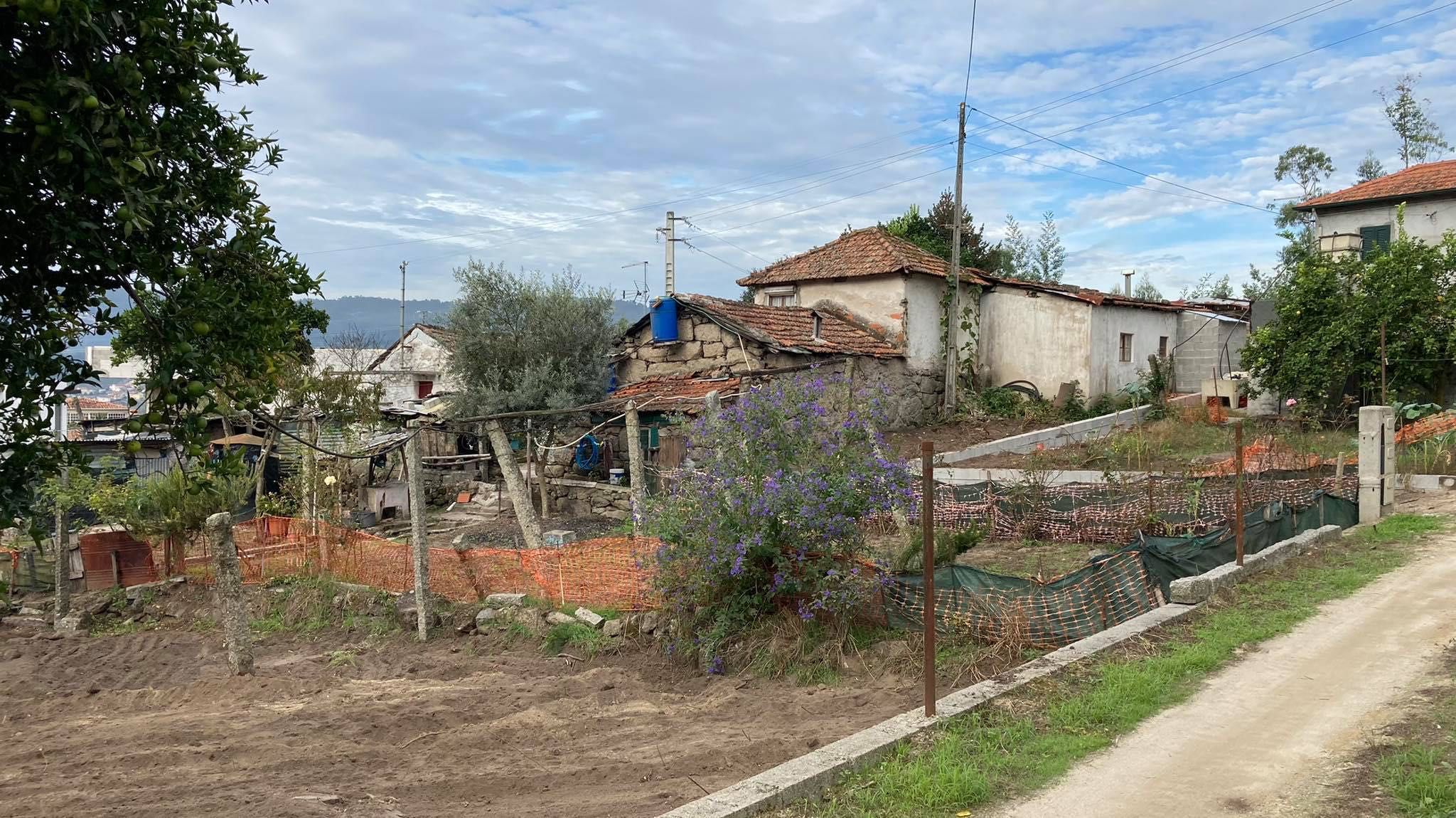 Conjunto de 2 moradias mais terreno em zona construção Cabeça Santa