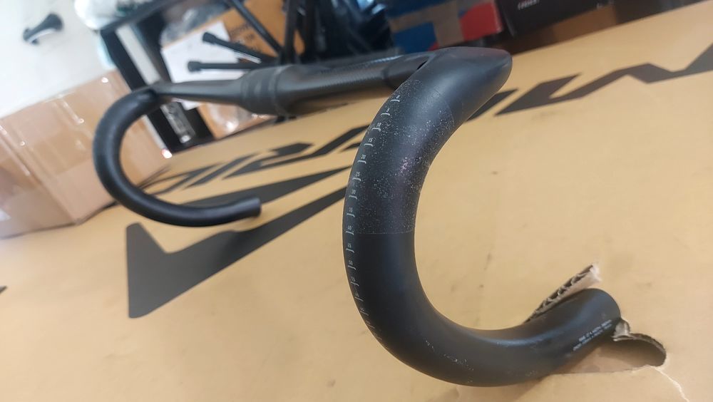 Guiadores e avanço  Sworks e Roval  ergonômico 420mm