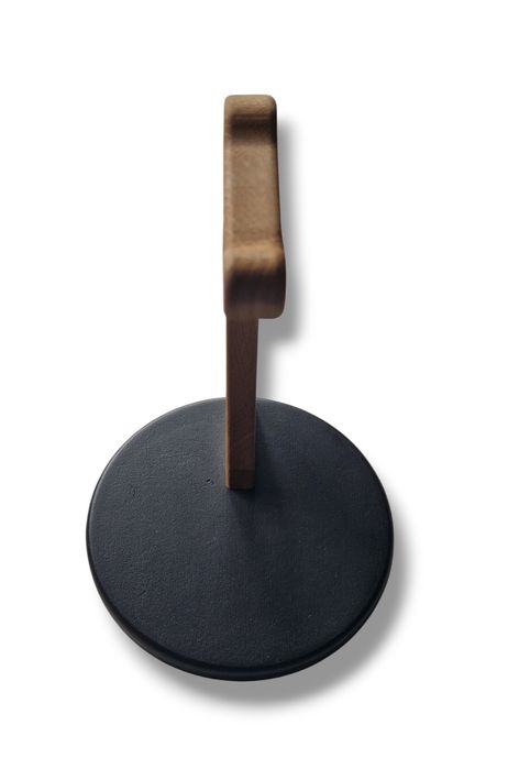 Stojak na słuchawki z drewna.