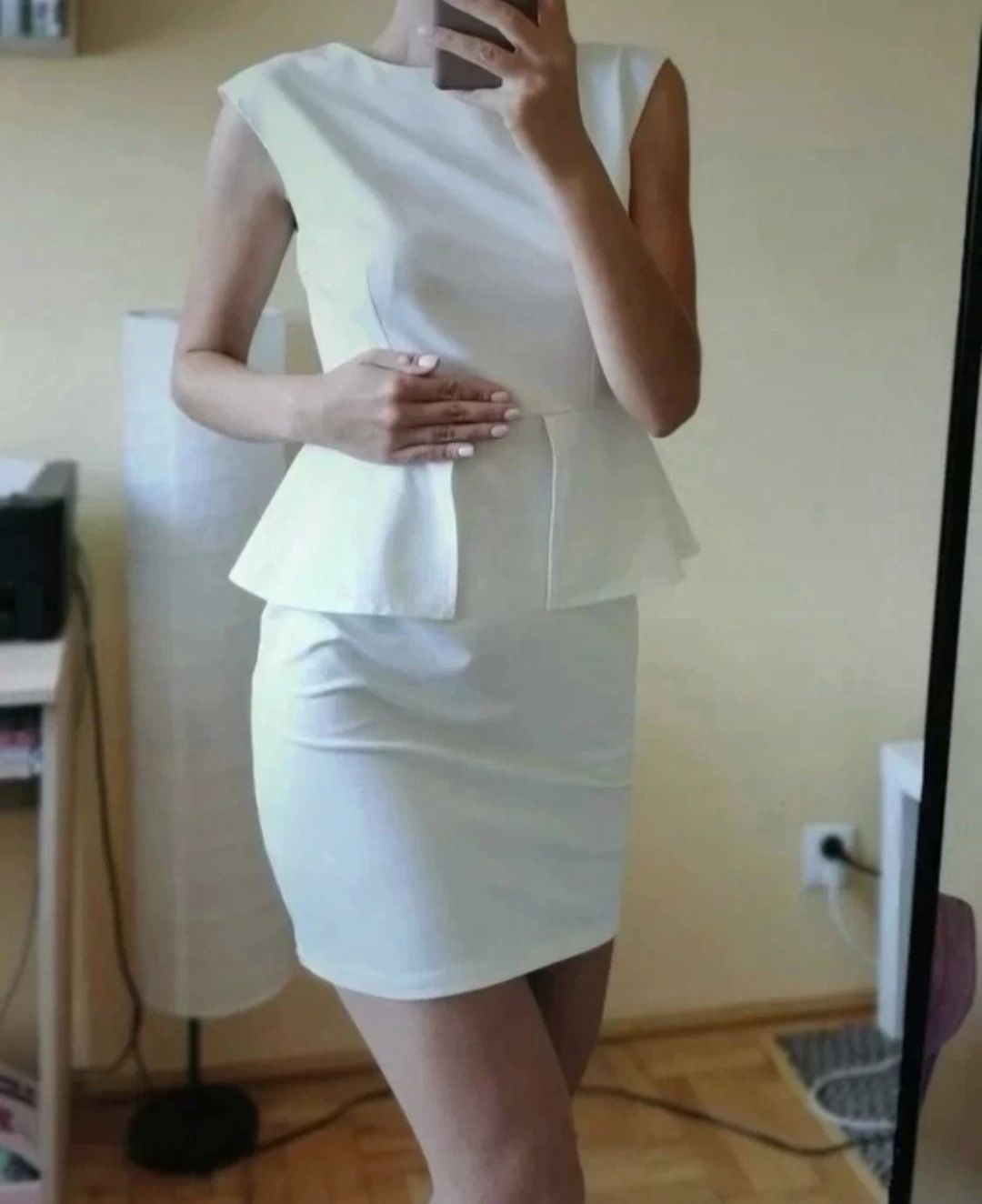 Sukienka mini z baskinką biała kremowa M
