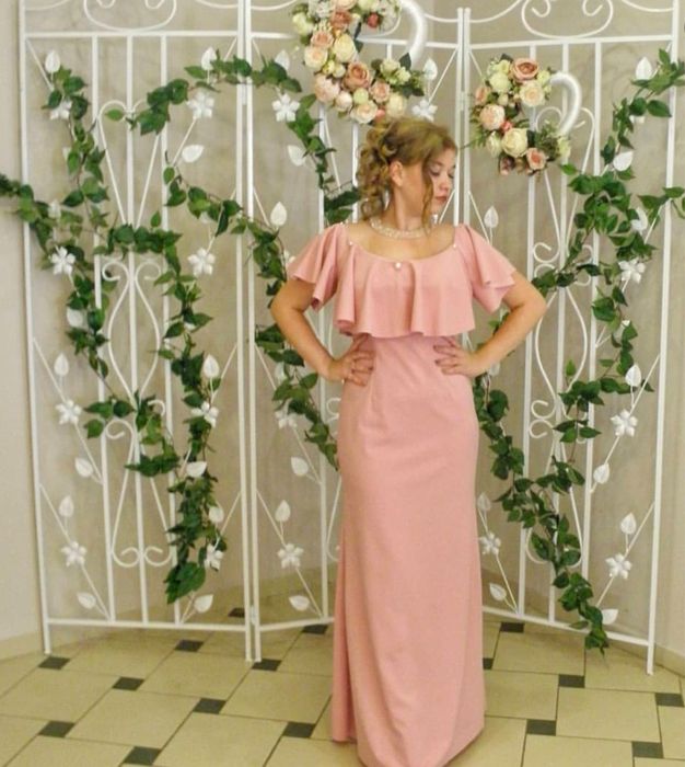 Вечірня рожева сукня