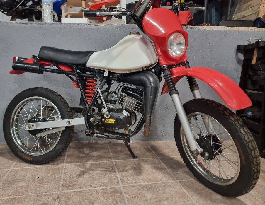 Mota Macal júnior com documentos