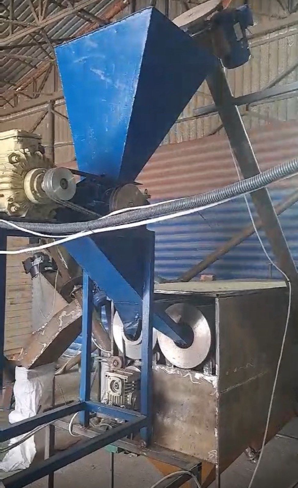 Крупорушка , дробилка.