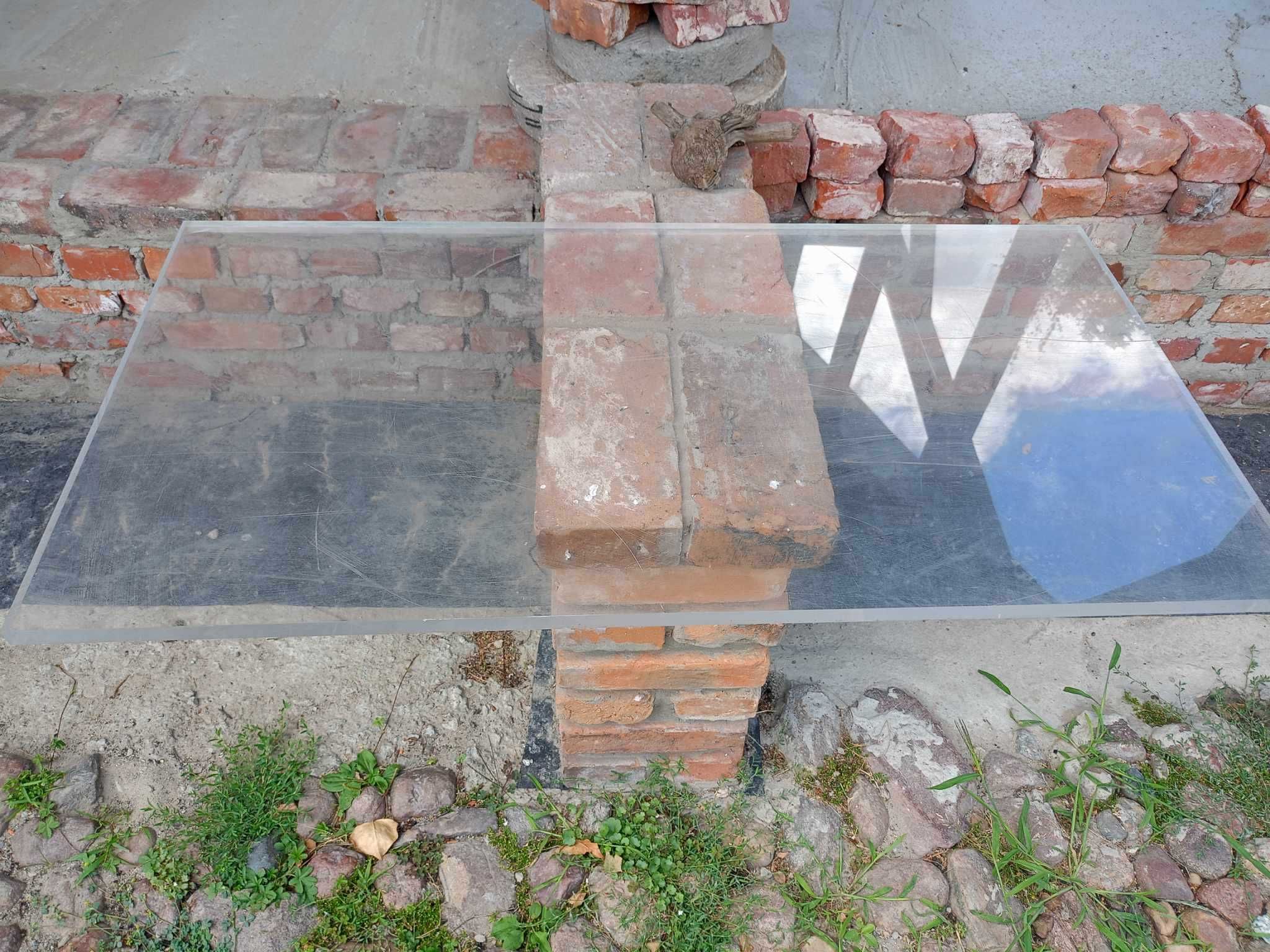 Przezroczysta pleksa 0,7 m²