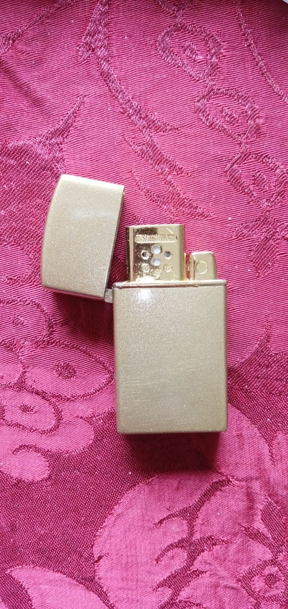 Fuego! - Isqueiro metálico dourado-9E- Caixa bebé Nestlé -2E Desde 2E.