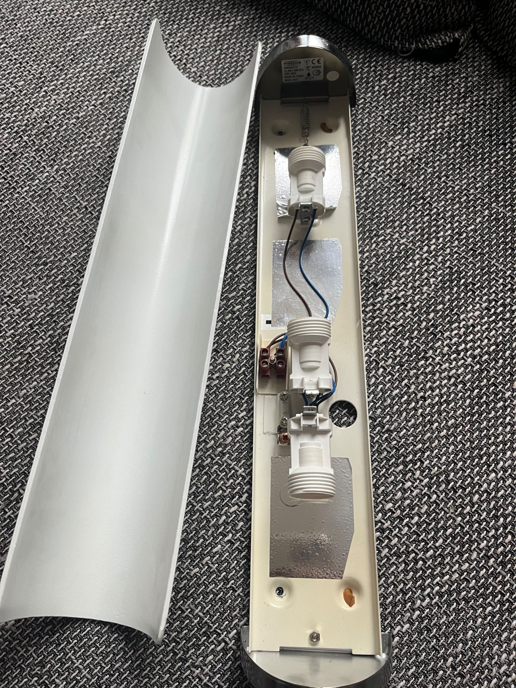 Lampa łazienkowa podłużna