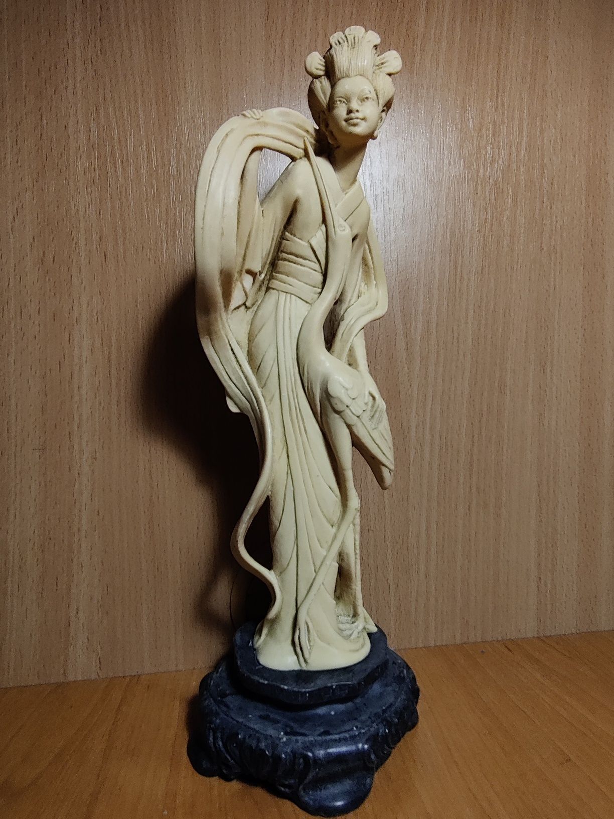 Китайська статуя гейша з журавлем
