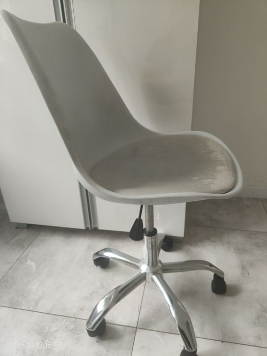 Krzesło biurowe z regulacją wysokości