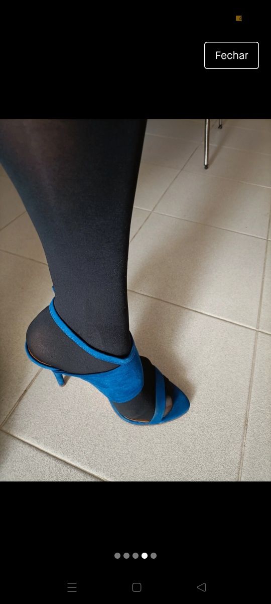 Sandália de salto azulão.