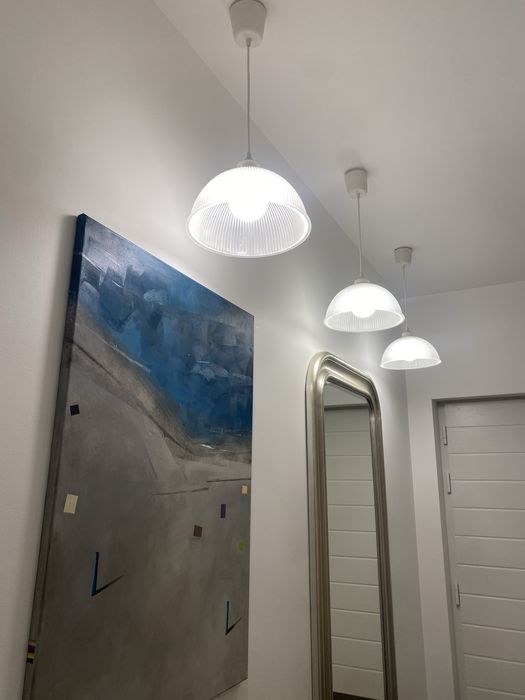 Szklane lampy wiszące z żarówkami LED