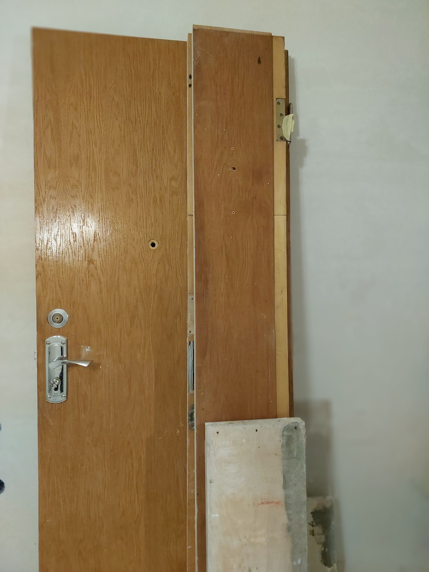 Входная деревянная дверь с луткой