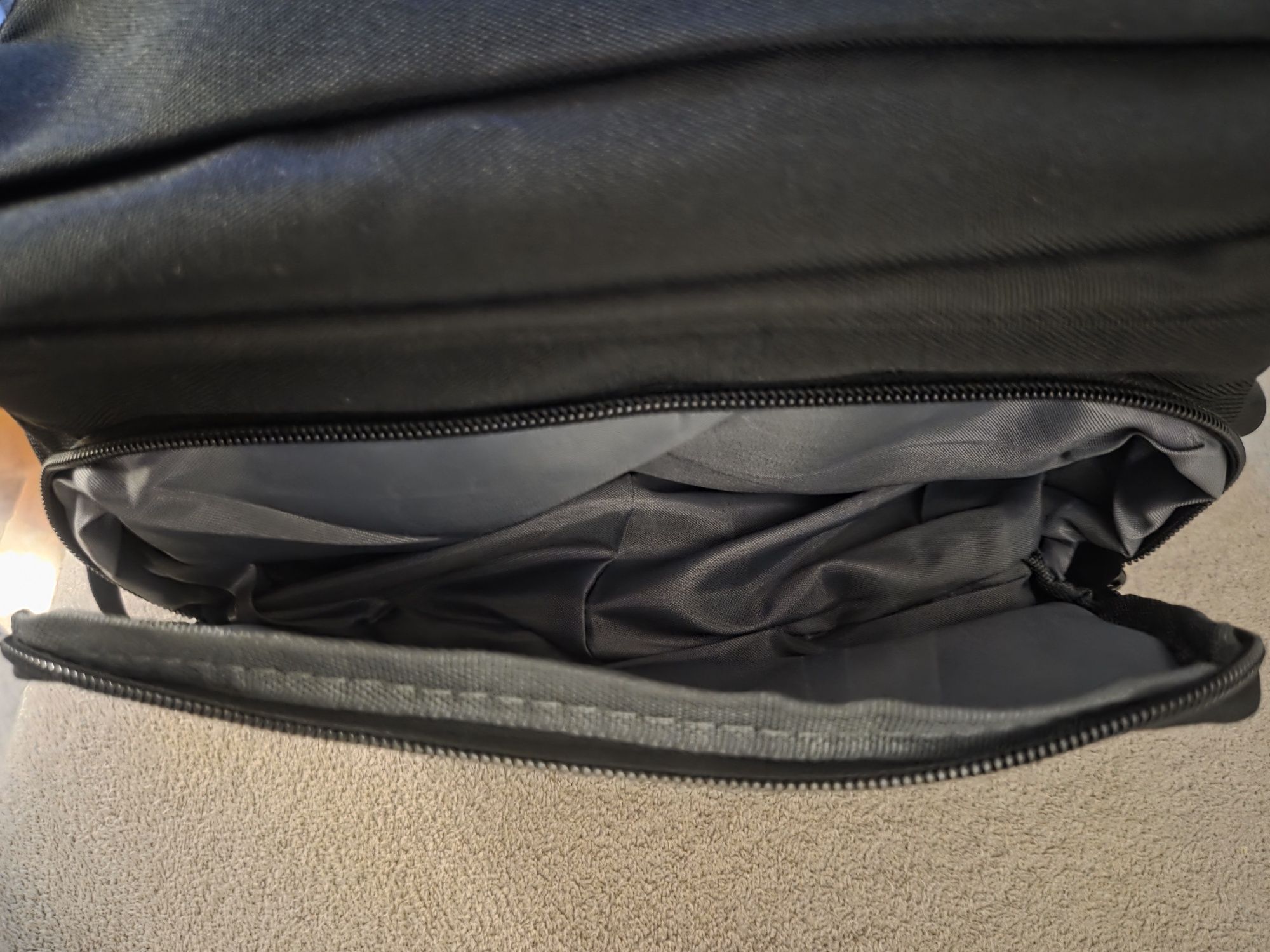 Mochila preta hexágono