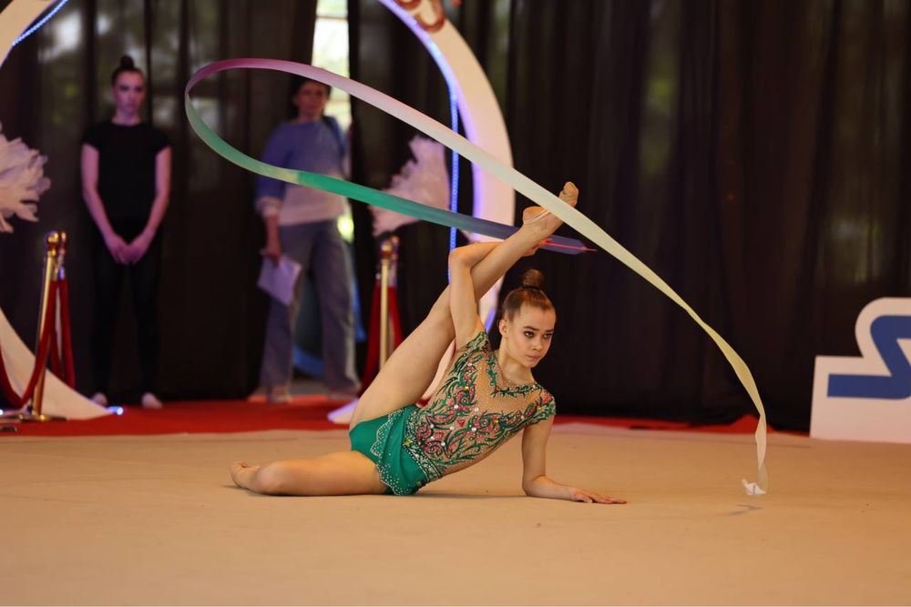 Дуже Гарний купальник для художньої гімнастики на зріст 155-165