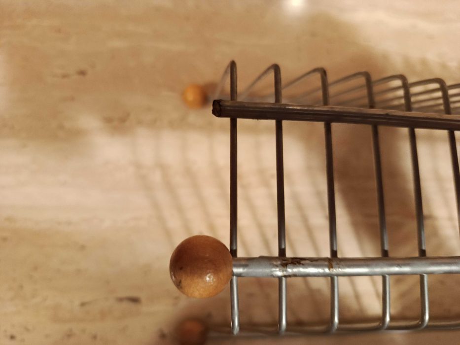 Mały metalowy stojak na płyty cd