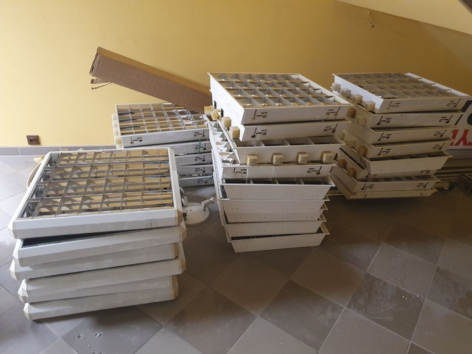 Lampy wpuszczane i natynkowe - świetlówki