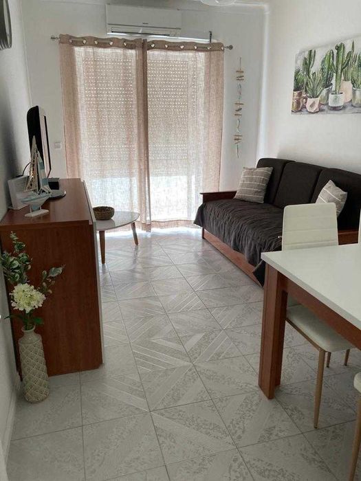Junto à 1ª linha da praia T2. Terraço privado. A 2 passos da praia