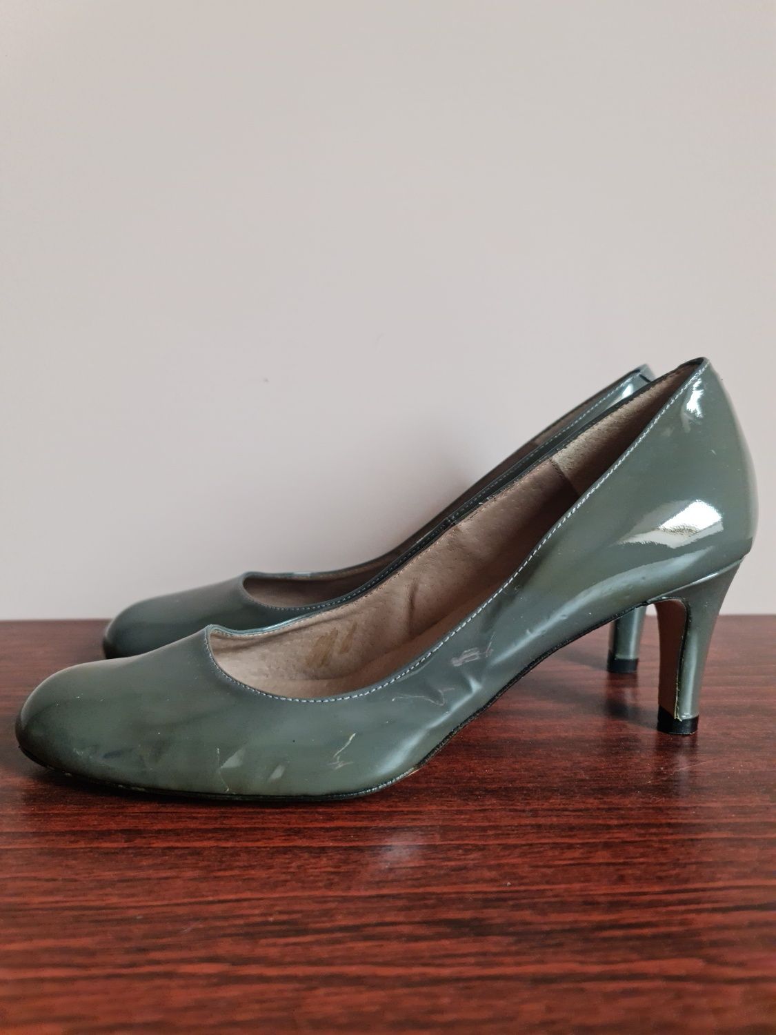 Buty szpilki szare lakierowane na obcasie