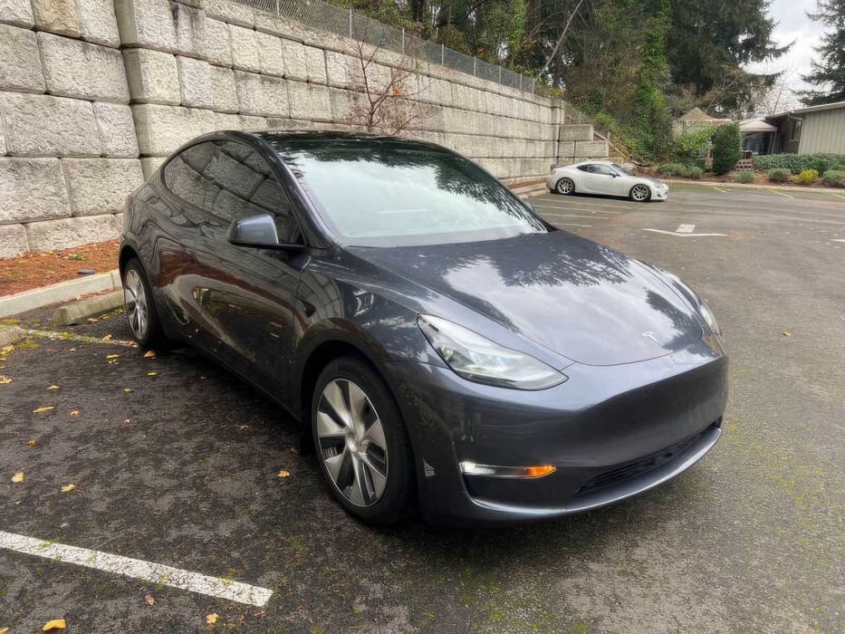 Tesla Model Y      2023