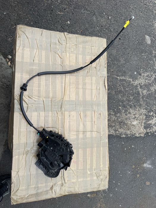 Продам оригинальный замок в дверь для Тесла 2024 Highland