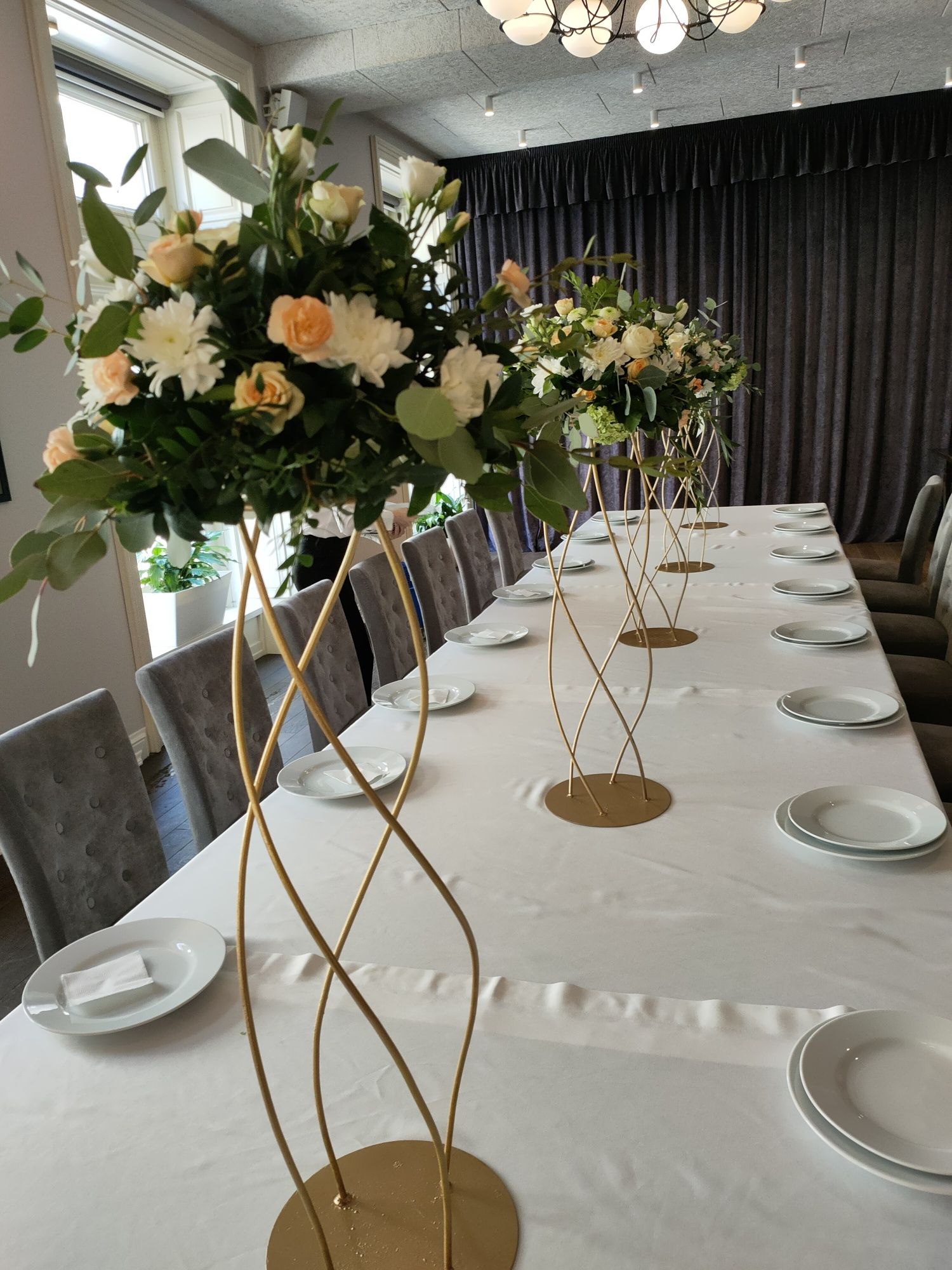 Арка з квітами, квіти декор, декор столу гостей