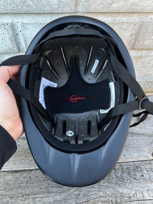 Czarny kask, toczek do jazdy konnej Covalliero Carbonic, rozmiar S/M