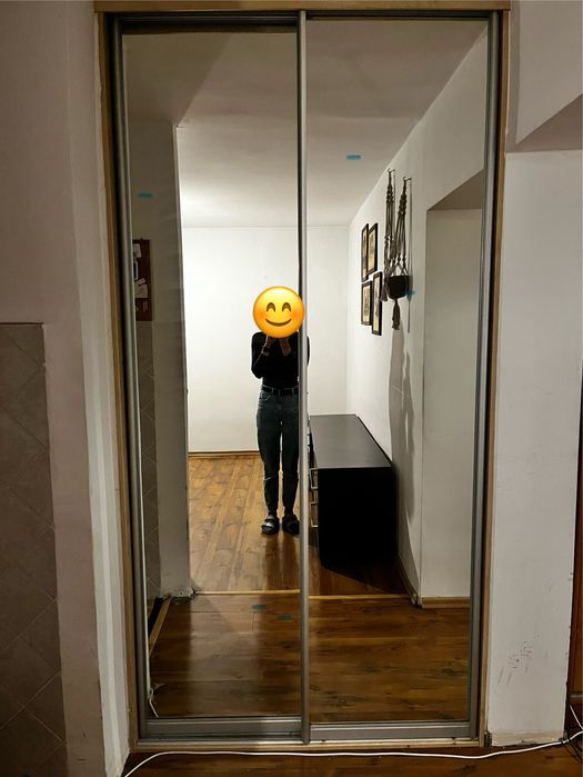 Drzwi przesuwne do szafy zabudowanej – lustro