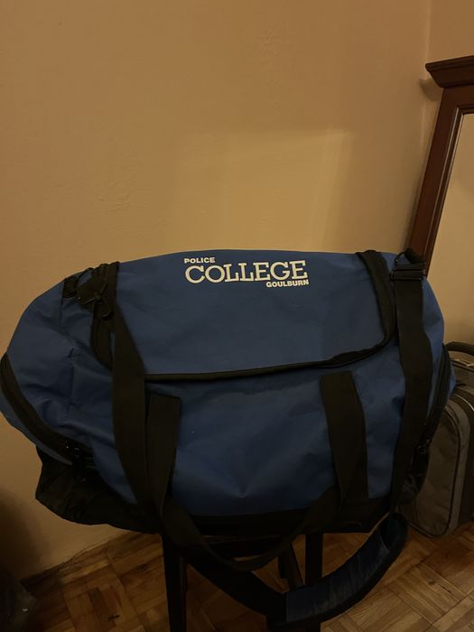 Niebieska torba podróżna na ramię