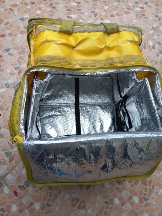 Mochila  da glovo  com marcas de uso .
