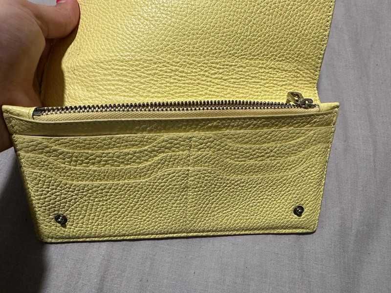 carteira amarela tous com letras amarelas escuras